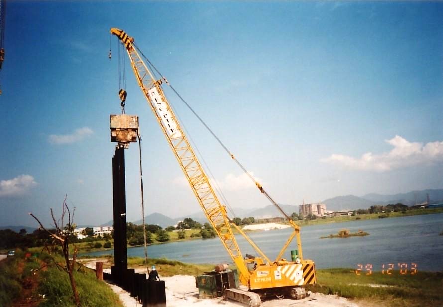 ESC's crane installing sheet piles