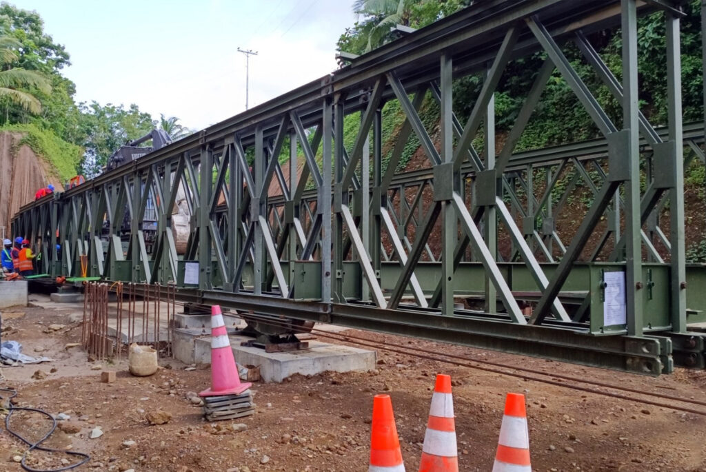 Pre-fabricated bailey steel bridge